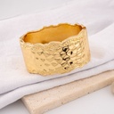 Brazalete chunky martillado elegante baño 18k