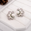 Aretes stud flor con perlas y zirconia  baño 18k