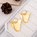 Aretes de perla con chapa dorada triangular baño 18k
