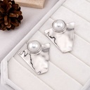 Aretes de perla con chapa plateada triangular baño 18k