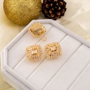 Aretes stud cuadrados con cierre omega y zirconias baño 18k