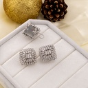 Aretes stud cuadrados con cierre omega y zirconias baño 18k