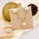 Set de perlas naturales incluye Aritos, Cadena y Anillo ajustable baño 18k