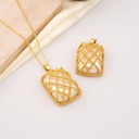 Dije cuadrado con perla baño 18k