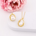 Dije de perla barroca con baño 18k