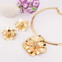 Set de Omega y Aretes de flor baño 18k