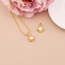 Dije redondo con perla y zirconias baño 18k