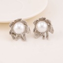 Aretes stud de flor con perla baño 18k