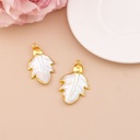 Dije de hoja madre perla engastado en Goldfilled