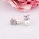 Aretes stud de marca con zirconias y perlas baño 18k plat
