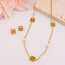 Set de aretes y cadena de marca en acero inoxidable