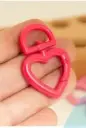 Broche corazon de metal esmaltado para llavero rojo