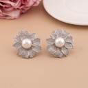 Aretes stud de flor con zirconias baño 18k