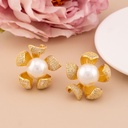 Aretes stud de flor con zirconias y perla baño 18k