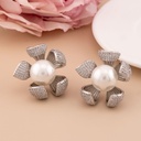 Aretes stud de flor con zirconias y perla baño 18k
