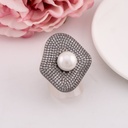 Anillo con zirconias y perla baño 18k