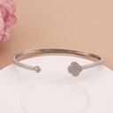 Brazalete ajustable de trebol con zirconias baño 18k plat