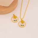 Dije redondo de flor esmaltado baño 18k