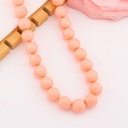Collar bola chicle salmon en concha nacar baño 18k