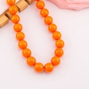Collar bola chicle anaranjado en concha nacar baño 18k